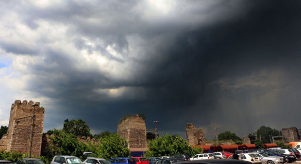 Наредна два сата пљускови с грмљавином, до краја дана стижу непогоде праћене градом и олујним ветром (ТАБЕЛЕ)