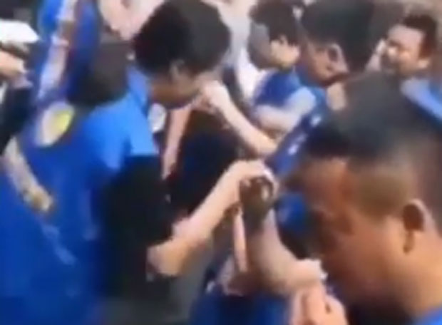 “ГРИЗИ ДОК НЕ ПУКНЕ”: Запослени пили пилећу крв и јели живу рибу због слабе продаје (ВИДЕО)