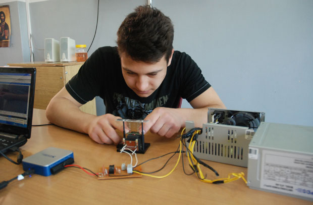 АЈНШТАЈН СА МОРАВЕ: Милош Петрашиновић (18) српски геније из Трстеника