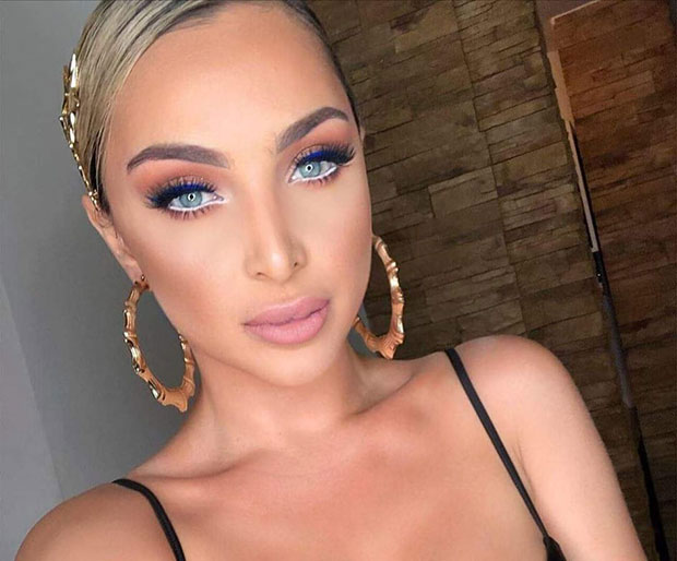 ИЗРЕШЕТАН АУТОМОБИЛ МАЈЕ БЕРОВИЋ У МОСТАРУ: Нападачи с фантомкама пуцали у комби са музичарима