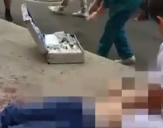 УЗНЕМИРУЈУЋИ СНИМАК: Избола дечка насмрт јер јој није купио сладолед (ВИДЕО)