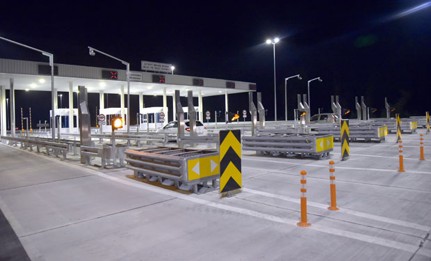 АУТО-ПУТЕМ МИЛОШ ВЕЛИКИ ПРОЛАЗЕ ПРВА ВОЗИЛА: Возачи у чуду јер се путарина-не наплаћује (ФОТО)