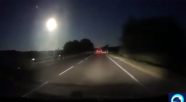 Ватрена кугла осветлила небо изнад Сардиније, уплашени грађани звали полицију (ВИДЕО)