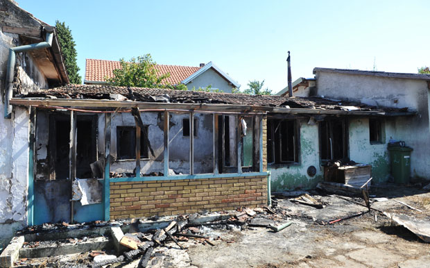 ТРАГЕДИЈА У НОВОМ САДУ: Пожар захватио кућу, погинуо мушкарац (ФОТО)