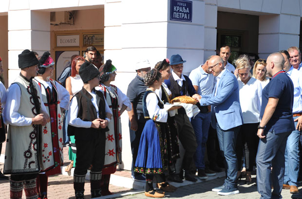 За обнову путева у Новом Саду више од 300 милиона динара (ФОТО)