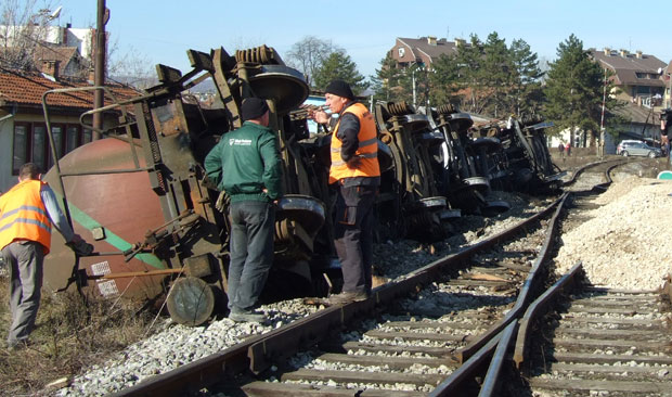 НЕСРЕЋА НА ПРУЗИ ЗАЈЕЧАР-ПРАХОВО: Испала са шина цистерна са амонијаком 