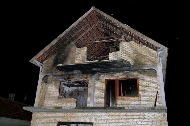 УЖАС КОД СМЕДЕРЕВА: Мушкарац хтео да запали кућу, па се запалио, пламен захватио и његове родитеље! (Фото)