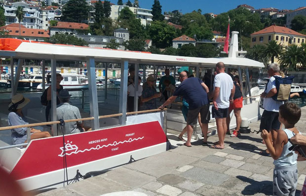 Боком плове еколошке лађе