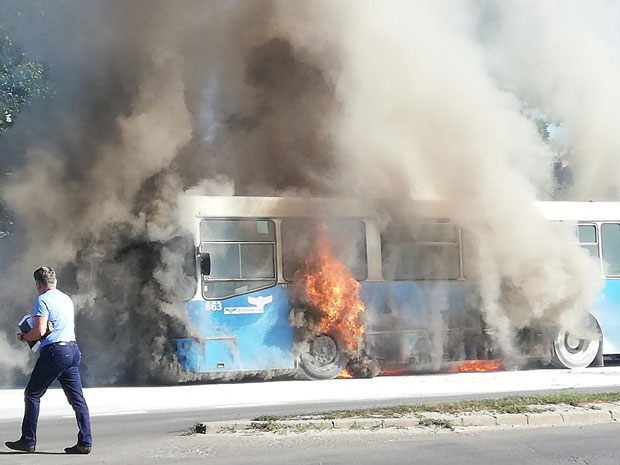 Горео зглобни аутобус код гараже градског саобраћајног предузећа (ФОТО)