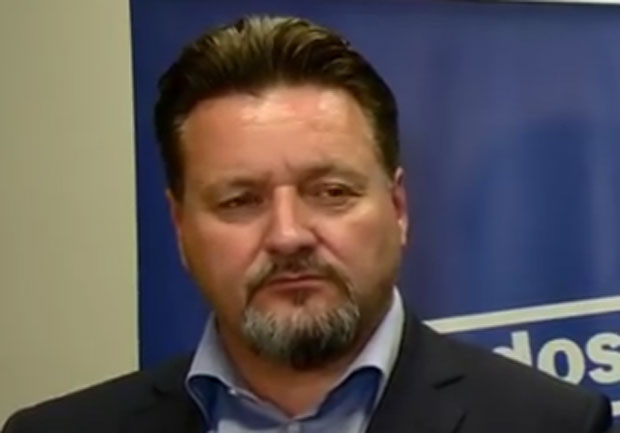 БИВШИ ХРВАТСКИ МИНИСТАР ИЗДАЈЕ ВИЛУ: Приватни базен, интернет и слике Павелића и Туђмана