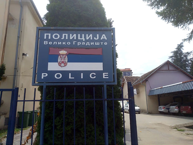 Приморали младиће да их возе и плаћају им пића 