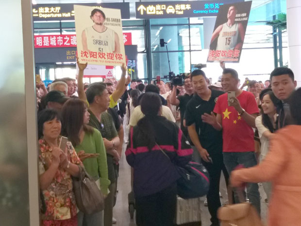 СРПСКЕ РЕПРЕЗЕНТАТИВЦЕ НА АЕРОДРОМУ У ШЕНЈАНГУ ДОЧЕКАЛИ КОШАРКАШКИ ФАНОВИ: Кинези опколили Јокића и Бобија