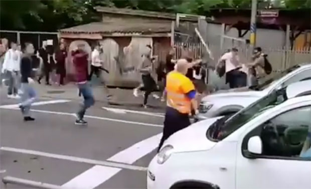 ПОГЛЕДАЈТЕ ИЗБЛИЗА: Туча делија у Берну, полицајац пуцањем у ваздух покушао да заустави крвави обрачун