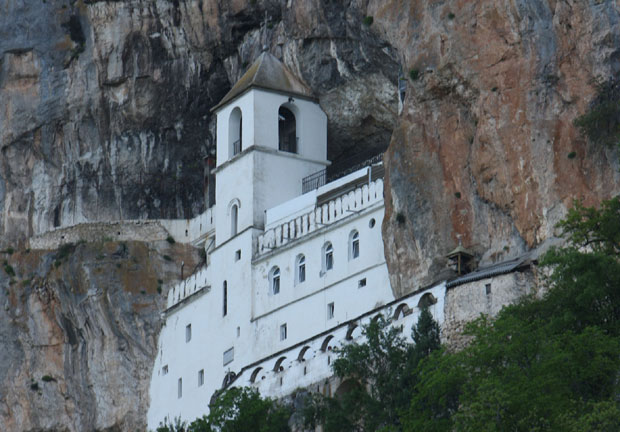 БИЗАРНИ ДЕТАЉИ ТУЧЕ ПОД ОСТРОГОМ: Прскали ме спрејем и шутирали, а када сам отворио очи угледао сам свештенике