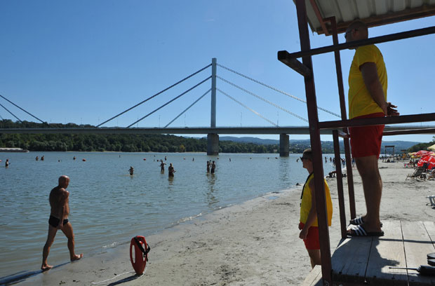 Тело утопљене жене пронађено у Дунаву запетљано ланцима