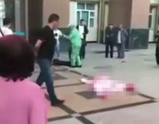 КАМЕРА СНИМИЛА ТРЕНУТАК УЖАСА: Скочила да се убије и пала на младића (УЗНЕМИРУЈУЋИ ВИДЕО)