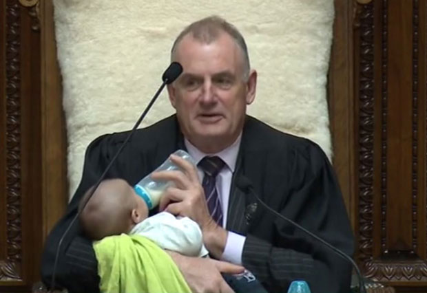 НОВИ ЗЕЛАНД: Хранио бебу у парламенту (ВИДЕО)