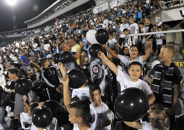 СЛИКА СА СТАДИОНА ПАРТИЗАНА ОДУШЕВИЛА ЦЕЛУ ЕВРОПУ: Огласио се и Немања Матић - Браво момци, од вечерас само децу на стадион (ФОТО)