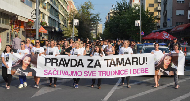 ПОТРЕСНЕ СЛИКЕ НА ПРОТЕСТУ У ЦЕНТРУ КРУШЕВЦА: Окупљање због смрти труднице Тамаре Милић (ФОТО)