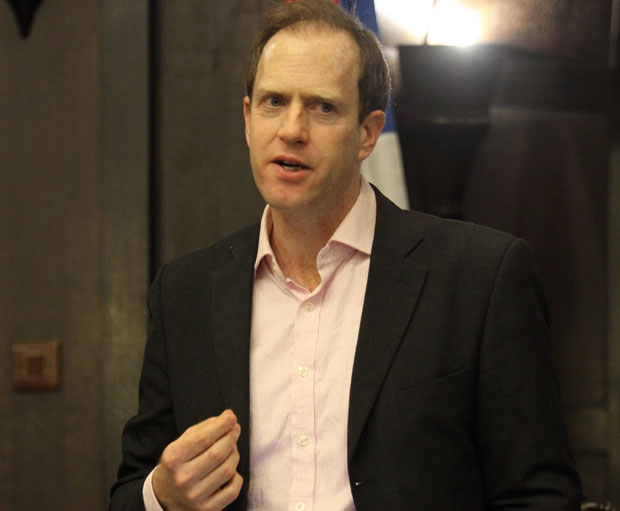 БИВШИ БРИТАНСКИ ДИПЛОМАТА: Ако САД преузму дијалог на столу и корекција граница