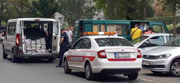 ЗАПЛЕНА УЏБЕНИКА У КОСОВСКОЈ: Ухапшен продавац, напао инспектора