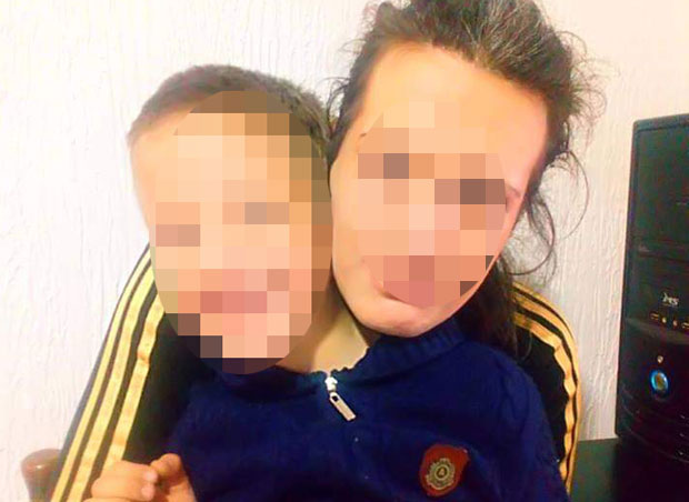 Мајка која је оставила тек рођеног дечака у контејнеру има још једног сина, трудноћу крила од комшија? 