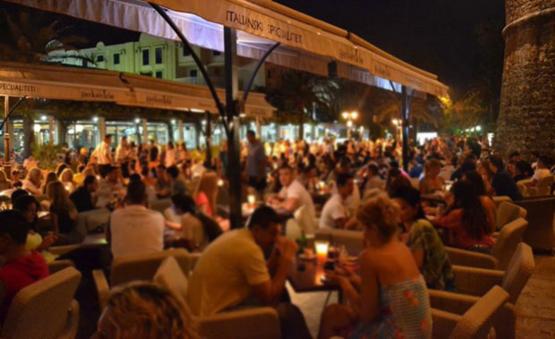 Нападач са маском пришао столу, пуцао на два мушкарца, у трећег сасуо рафал