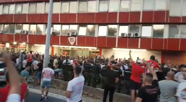 Гужва испред Маракане, трубачи, песме, тенк... (ВИДЕО)