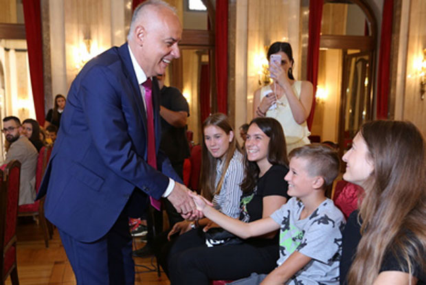 Дипломе српској деци из Хрватске