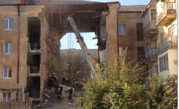 Срушила се четвороспратна зграда, има мртвих и повређених, међу њима су и деца (ВИДЕО)