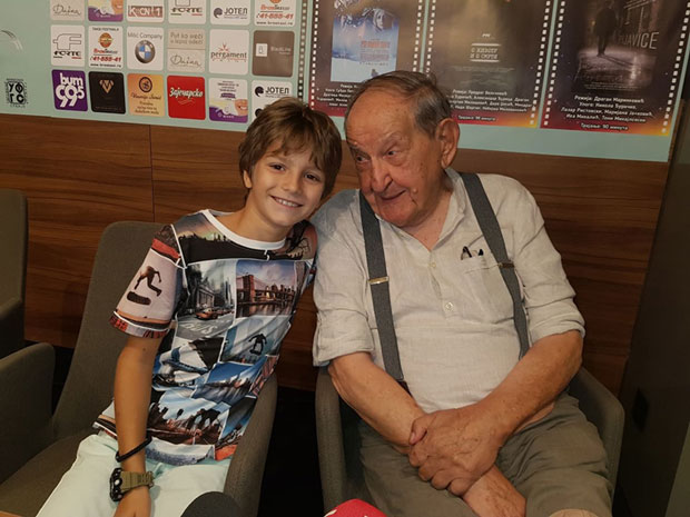 ПОМАГАО И ВЛАСТИ ВЕЛИСАВЉЕВИЋУ: Мали Тодор одушевио улогом у филму Такси блуз