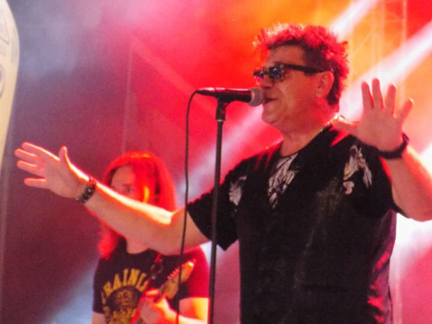 Романтика и пљескавица руку под руку