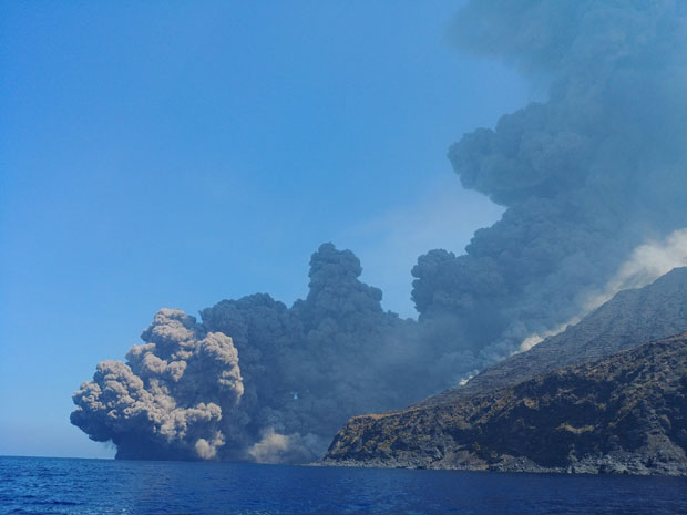 ПАНИКА НА СИЦИЛИЈИ: После експлозије замрачило се небо, туристи бежали у цркву (ФОТО)