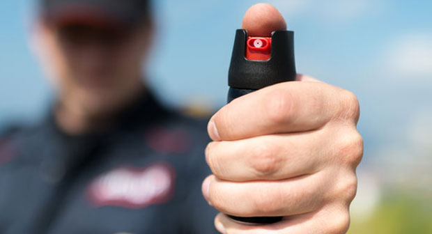 Новина у обезбеђењу на јавним скуповима: Редари сада могу да користе бибер спреј 