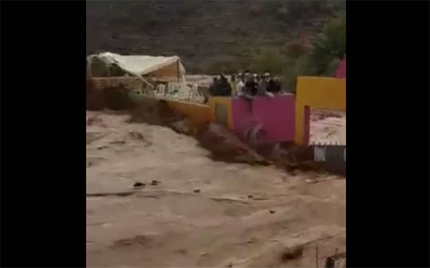 ТРАГЕДИЈА НА УТАКМИЦИ: Седам мртвих у поплавама на фудбалском стадиону (ВИДЕО)