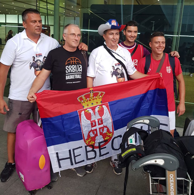 ЖИВОПИСНА ГРУПА НАВИЈАЧА СРБИЈЕ ДОПУТОВАЛА У КИНУ: Јокићеви коњи, Валтер, Ђоковић... (ВИДЕО)