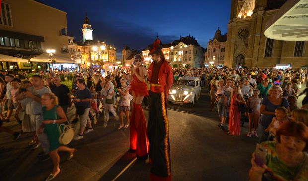 ФЕСТИВАЛ УЛИЧНИХ СВИРАЧА: Уметници обојили Подграђе Петроварадинске тврђаве