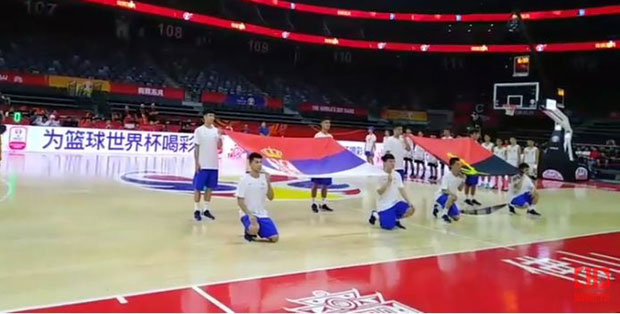 ЧУДЕСНИ КИНЕЗИ: Одглумили церемонију представљања играча за први меч Србије на СП