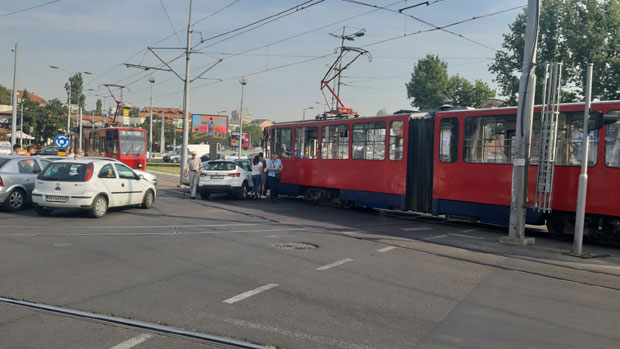 УДЕС НА АУТОКОМАНДИ: Велика гужва због судара трамваја и аутомобила (ФОТО)