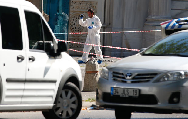 САМОУБИСТВО НА МЕДЕНОМ МЕСЕЦУ: Новопазарац скочио са терасе