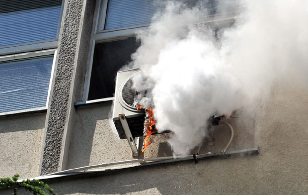 ПОЖАР НА НОВОМ БЕОГРАДУ: Запалила се клима, горео стан на 13. спрату