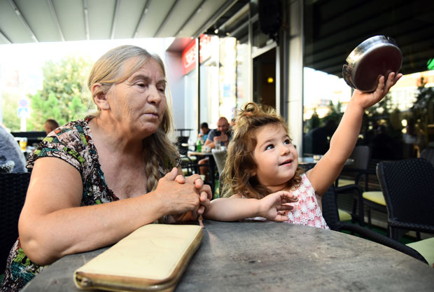 ATIFA LjAJIĆ UŽIVA SA ĆERKOM: Sve nevolje su sad iza nas, nadam se da ću  joj obezbediti stan | Novosti.RS