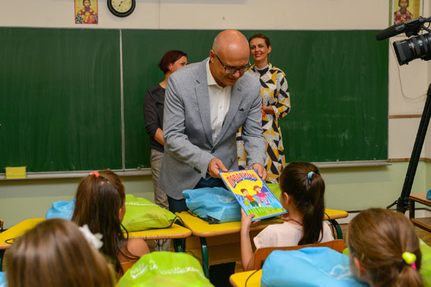 ЂАЦИ ДА УЖИВАЈУ У УЧЕЊУ И ДРУЖЕЊУ: Вучевић присуствовао пријему првака у дограђеној ОШ “Иво Лола Рибар“ у Новом Саду