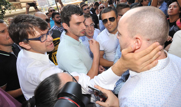 ИНЦИДЕНТ У ЦЕНТРУ БЕОГРАДА: Представници СзС покушали физички да спрече промоцију Врапца