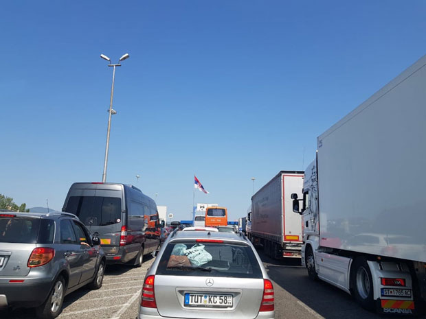 ГУЖВЕ НА ГРАНИЦИ: Теретњаци на Шиду чекају 420 минута
