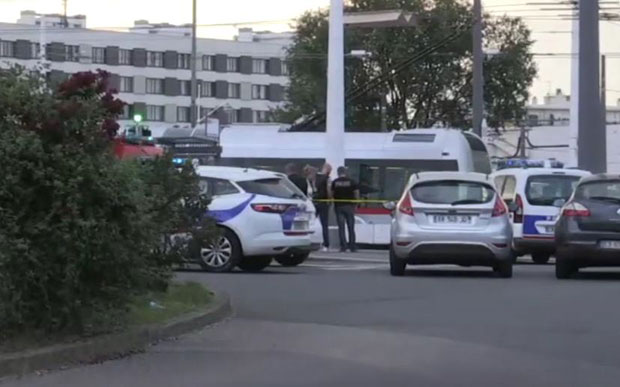 КРВОПРОЛИЋЕ У ФРАНЦУСКОЈ: Убадао ножем пролазнике, једна особа погинула, деветоро рањено,  ухапшен нападач (VIDEO)