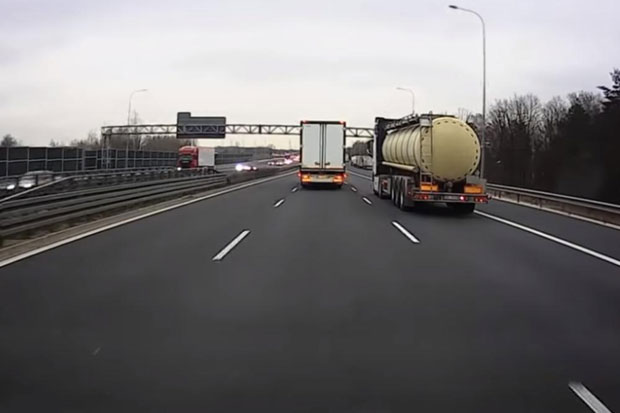 БРЗА ТРАКА КА БЕОГРАДУ ЗАТВОРЕНА: Део моста се срушио на ауто-пут код Јагодине