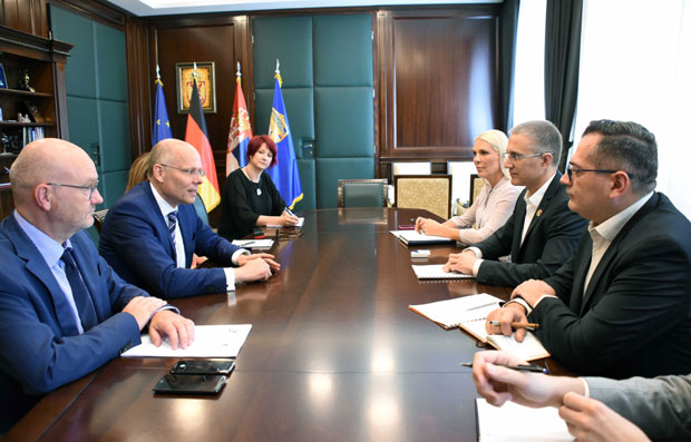 ИЗАЗОВ ВИСОКОТЕХНОЛОШКОГ КРИНИНАЛА: Стефановић са послаником посланик Бундестага Бајером 