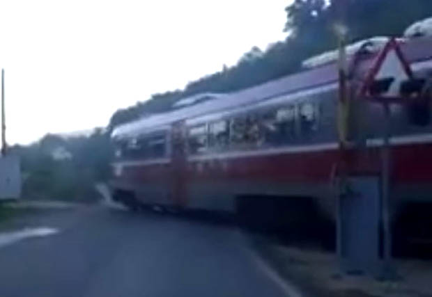 Воз налетео на комби на путном прелазу код Зворника