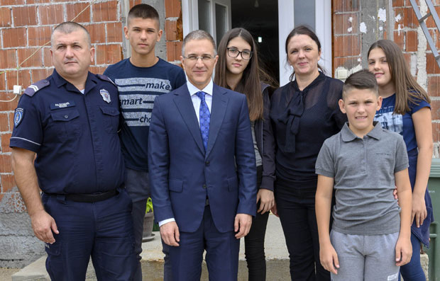 Стефановић у посети породици полицијских службеника (ФОТО)